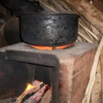 وقود الطهي النظيف في أفريقيا صعب المنال.. تقضي النساء 4 ساعات يوميًا في جمع الحطب