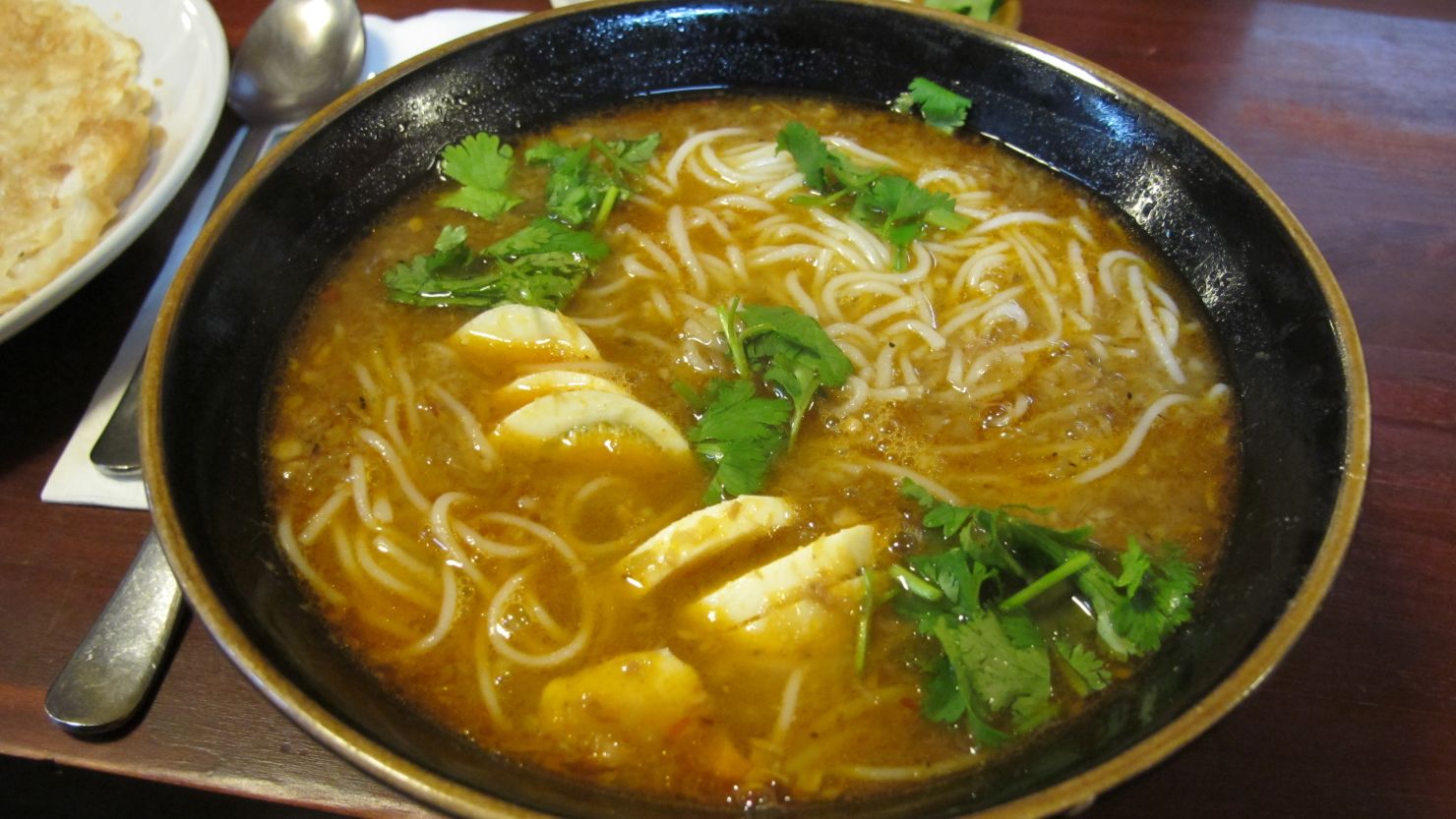 أحد أطباق معكرونة الأرز في ميانمار