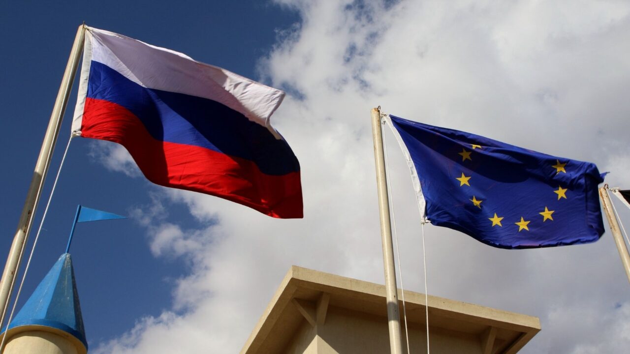 علما الاتحاد الأوروبي وروسيا 