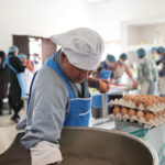 ربط مزارع الدواجن بالتغذية المدرسية في بوتان يوفر البيض لـ 32 ألف طالب<br><span  style=' color: grey; text-align: right;'>يضمن أسواق للمربين الصغار</span>