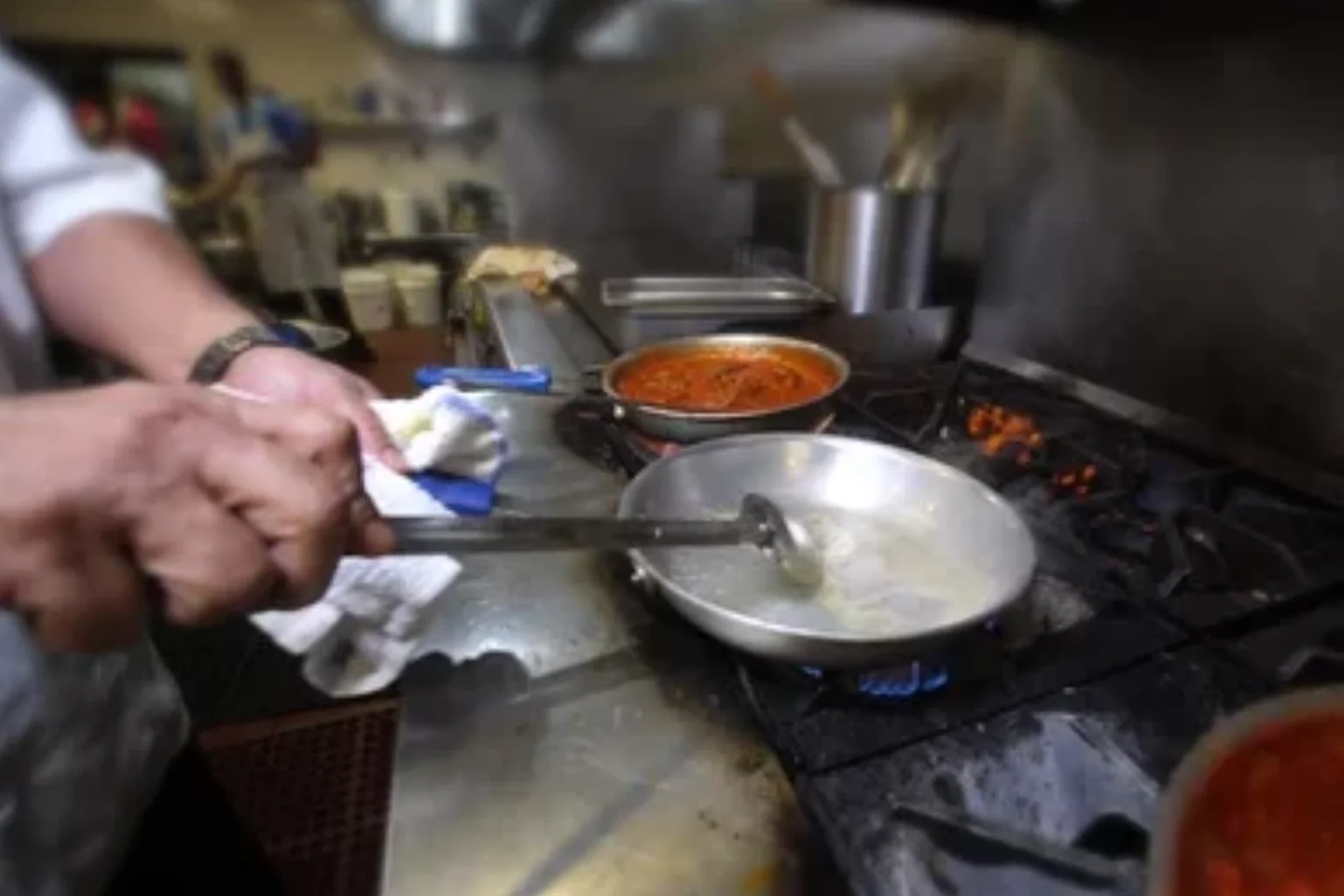 طاهي يستعمل زيت لنفط المسال في مطعم هندي