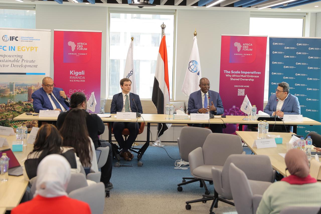 أدريان فيليدنغ، رئيس منتدى الرؤساء التنفيذيين الأفارقة خلال السمنار الذي استضافته مؤسسة التمويل الدولية في القاهرة