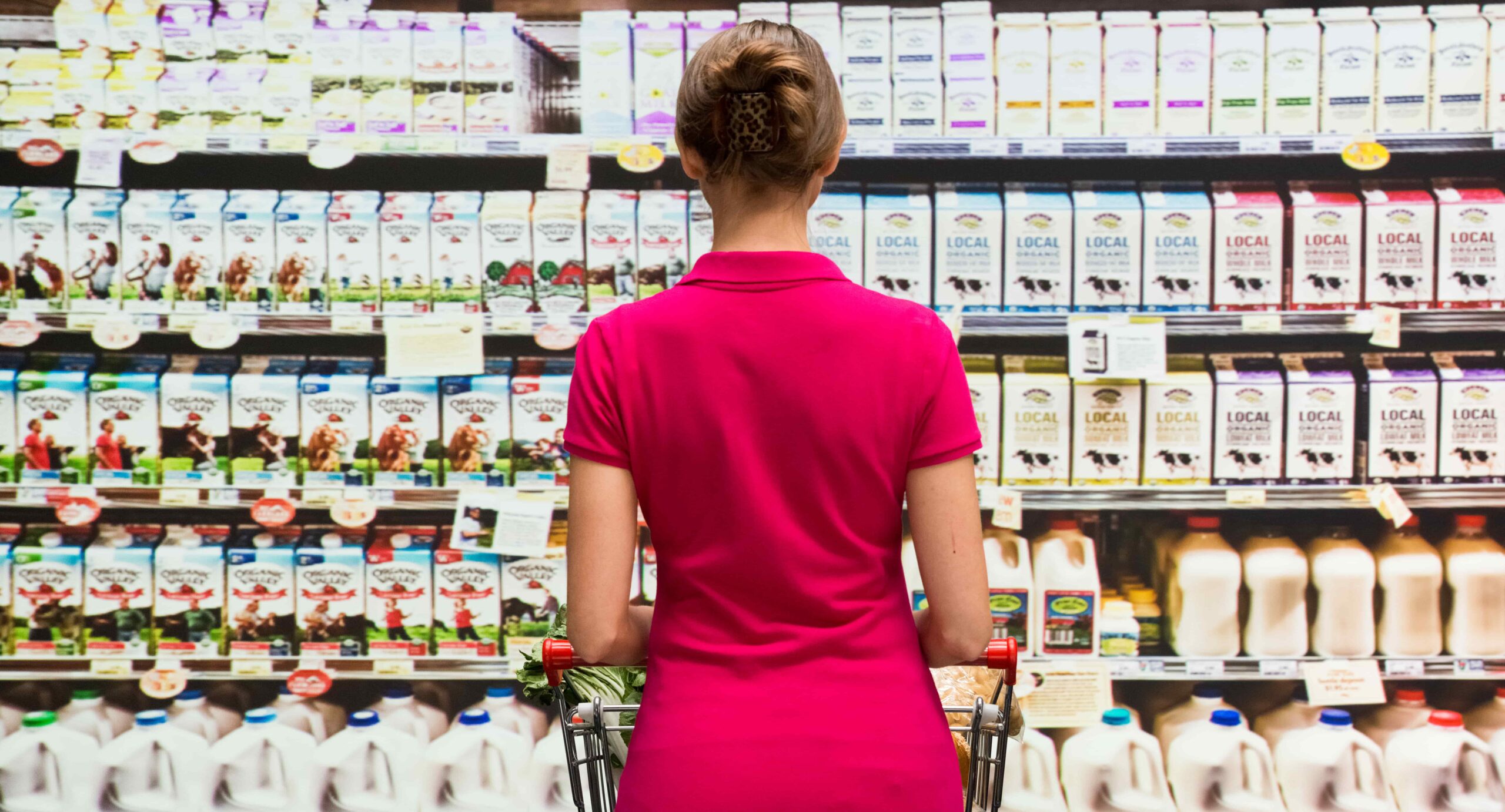 إعادة ترتيب أرفف السوبر الماركت يساعد في تقليل هدر الغذاء