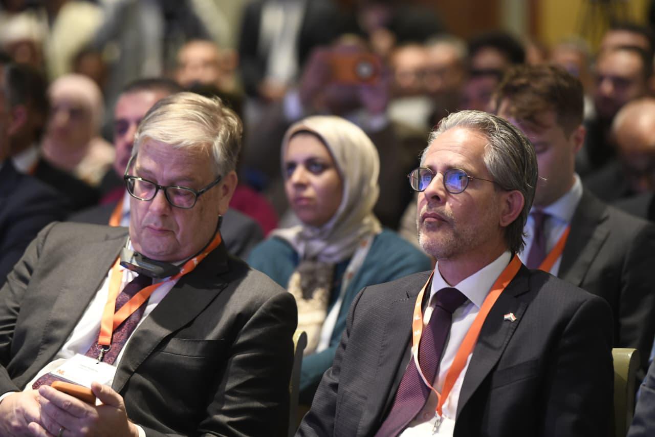 تيخو فيرمولين، المستشار الزراعي الهولندي لمصر والأردن، خلال الاستماع لأحد المتحدثين في مؤتمر الشراكة الزراعية المصرية الهولندية