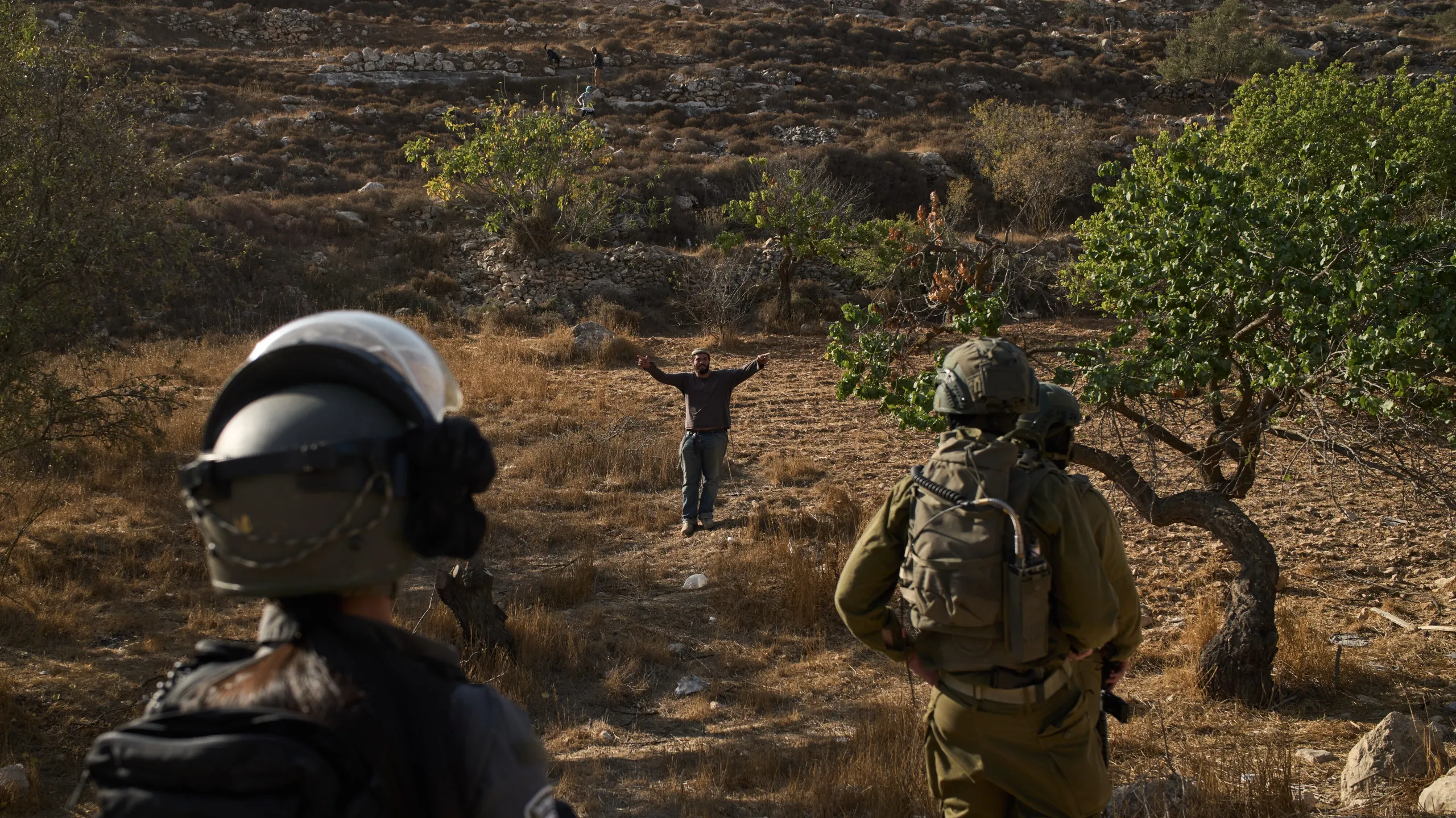 جنود إسرائليون يوجهون أسلحتهم لمزارع فلسطيني